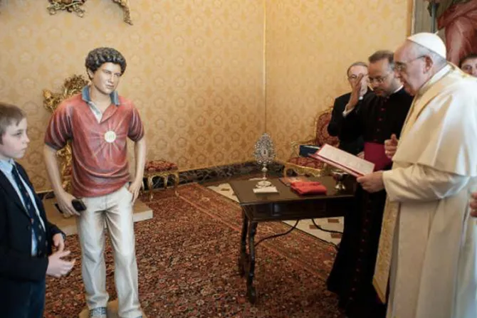 Papa Francisco bendice estatua de Carlo Acutis, será donada a orfanato