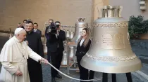 Papa Francisco bendice campanas. Foto: Fundación "Sí a la vida"