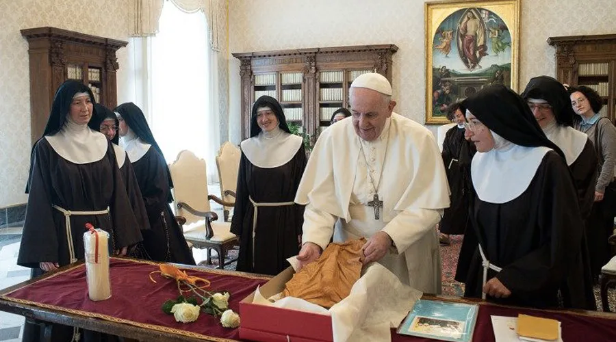 Papa Francisco con religiosas de clausura. Foto: Vatican Media?w=200&h=150