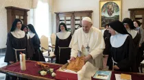 Papa Francisco con religiosas de clausura. Foto: Vatican Media