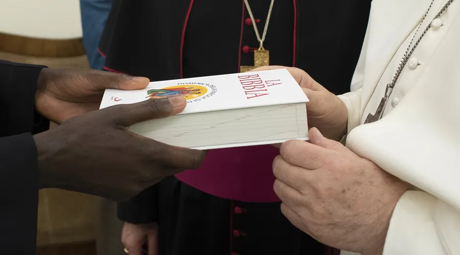 El Papa regala Biblia a seminarista de Sudán del Sur. Foto: Vatican Media