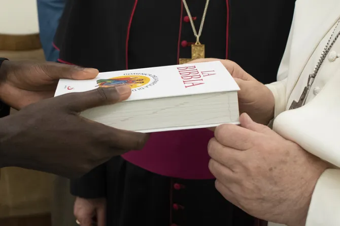 Papa Francisco regala Biblias en Casa Santa Marta por el Domingo de la Palabra de Dios