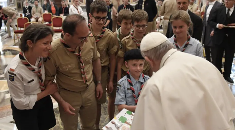 Papa Francisco con una familia de scouts. Foto: Vatican Media