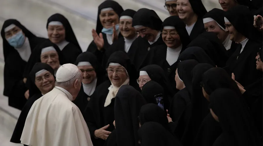 Papa destaca labor que realizan estas religiosas que cuidan a enfermos por las noches