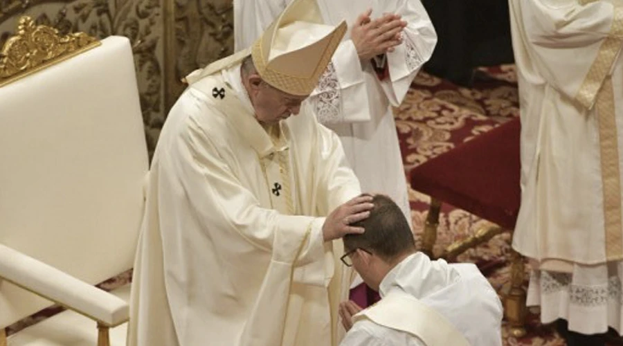 Imagen referencial. Papa Francisco en ordenación sacerdotal de 2019. Foto: Vatican Media?w=200&h=150