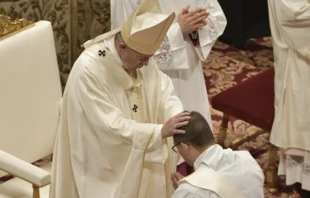 Imagen referencial. Papa Francisco en ordenaciu00f3n sacerdotal de 2019. Foto: Vatican Media 