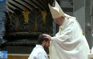El Papa Francisco preside ordenaciu00f3n sacerdotal. Foto: Captura Vatican Media 