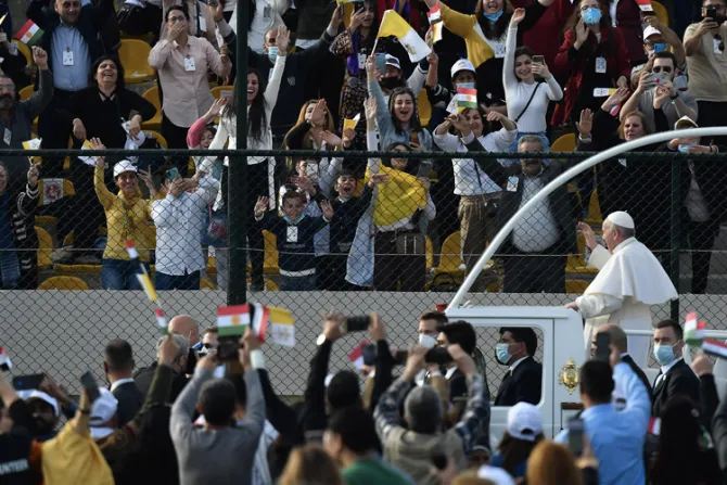 Miles de personas asisten a Misa con el Papa en estadio de Erbil