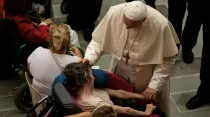 Imagen referencial. Papa Francisco bendice enfermos en 2018. Foto: Daniel Ibáñez / ACI Prensa