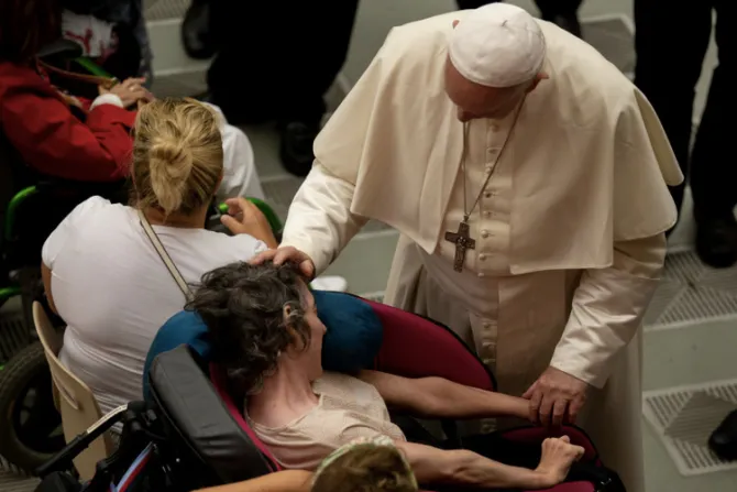 Papa Francisco destaca importancia de la cercanía a quien sufre enfermedades