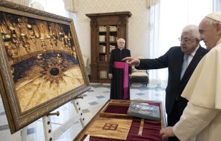 Papa Francisco con el presidente Mahmud Abbas. Foto: Vatican Media 