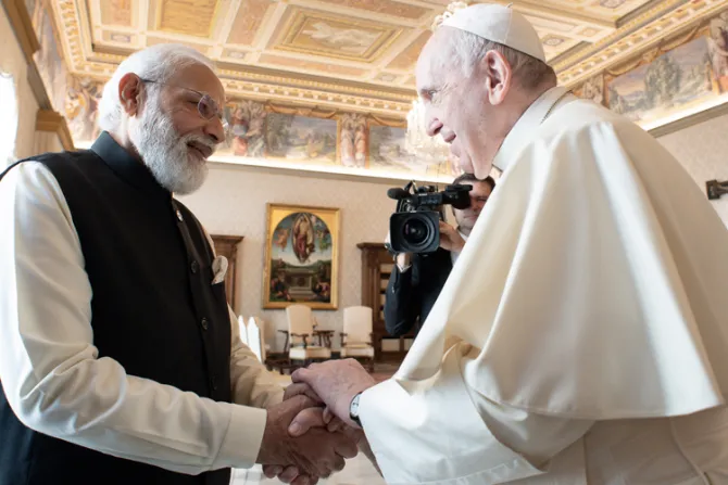 El Papa recibe en el Vaticano a primer ministro de India quien lo invitó a visitar el país