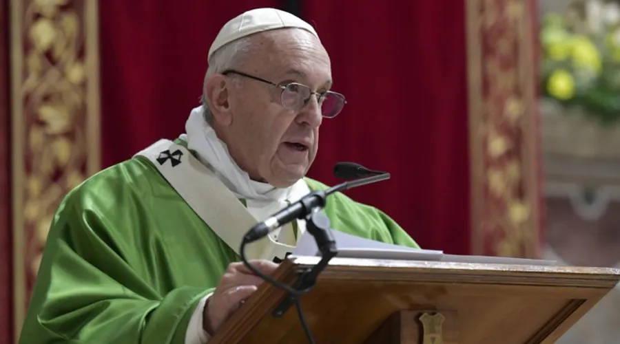 El Papa Francisco pronuncia discurso final en el encuentro de protección de menores. Foto: Vatican Media