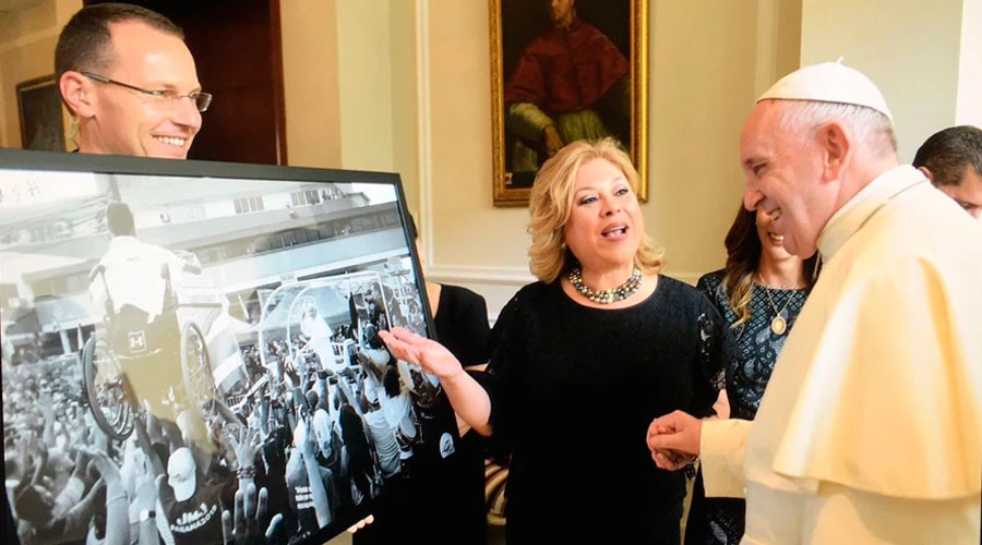 El Papa Francisco recibe un cuadro con la foto viral de la JMJ Panamá 2019 - Foto: Cortesía?w=200&h=150