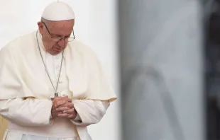 El Papa Francisco rezando. Foto: Daniel Ibáñez / ACI Prensa 