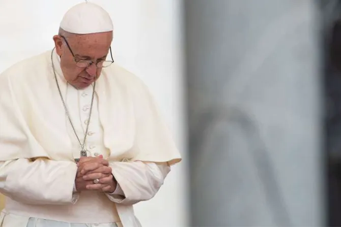 Papa Francisco llama a vincular la economía con la ética
