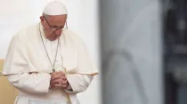 El Papa Francisco en oración. Foto: Daniel Ibáñez / ACI Prensa