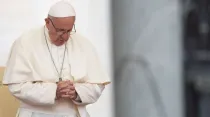 Imagen referencial / Papa Francisco en oración. Crédito: Daniel Ibáñez / ACI Prensa.