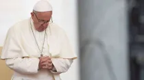 El Papa Francisco rezando. Foto: Daniel Ibáñez / ACI Prensa