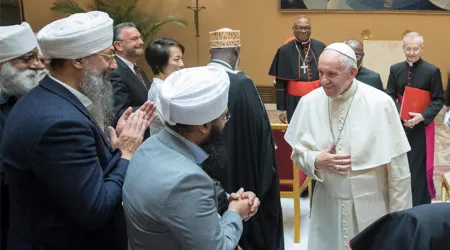 Las religiones tienen un papel insustituible en la construcción de la paz, dice el Papa