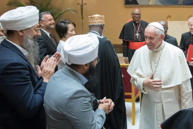 Las religiones tienen un papel insustituible en la construcción de la paz, dice el Papa