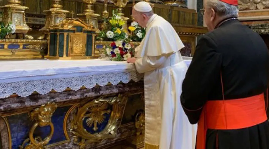 El Papa reza ante la Virgen en Santa María la Mayor. Foto: Allessandro Gisotti