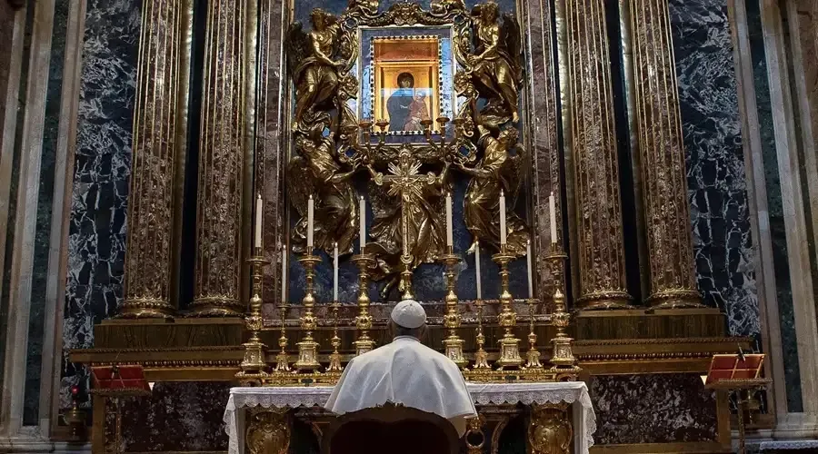 Papa Francisco rezando en la Basílica Santa María la Mayor. Foto: Vatican Media