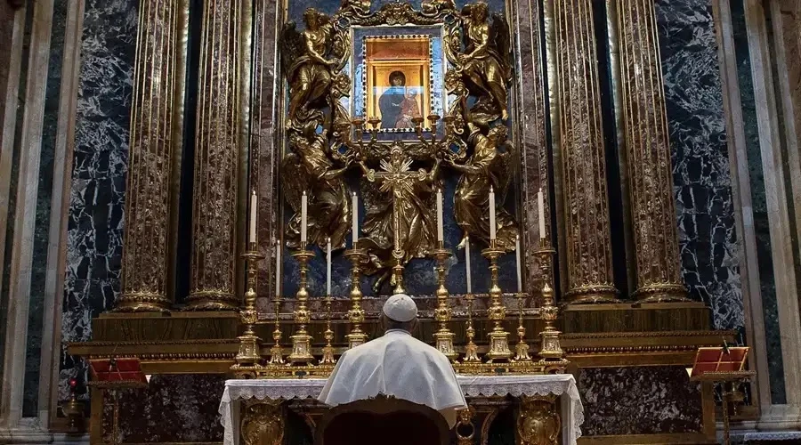 Papa Francisco rezando en la Basílica Santa María la Mayor. Foto: Vatican Media?w=200&h=150