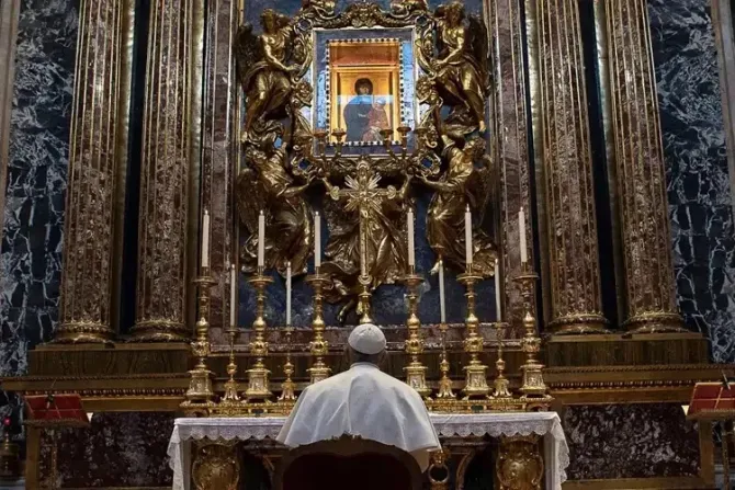 El Papa se encomienda a la Virgen de Santa María la Mayor antes de su viaje a Malta 