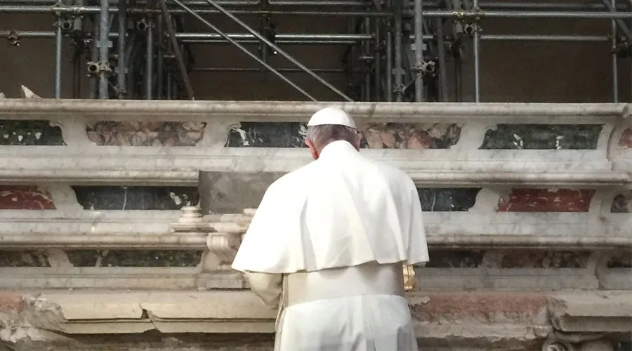 El Papa realiza una ofrenda por las víctimas del terremoto de Carpi en el Duomo de Mirandola. Foto: Oficina de Prensa de la Santa Sede?w=200&h=150