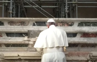 El Papa realiza una ofrenda por las vu00edctimas del terremoto de Carpi en el Duomo de Mirandola. Foto: Oficina de Prensa de la Santa Sede 