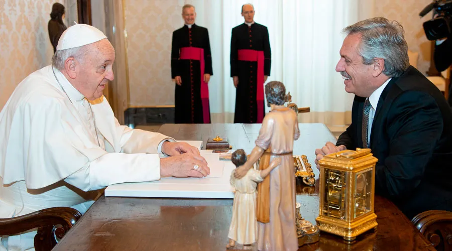 Papa Francisco y el presidente de Argentina, Alberto Fernández. Crédito: Vatican Media.