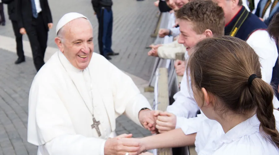 El Papa Francisco saluda a jóvenes en la Plaza de San Pedro. Foto: ACI Prensa