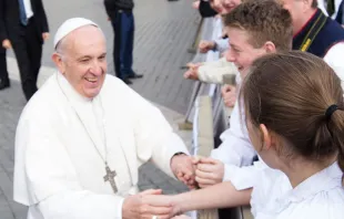 El Papa Francisco saluda a jóvenes en la Plaza de San Pedro. Foto: ACI Prensa 