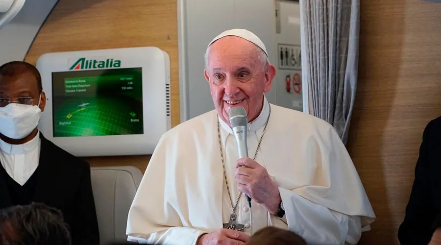 El Papa Francisco durante la rueda de prensa en el vuelo de Irak a Roma. Crédito: Alexey Gotovskiy (EWTN / ACI Prensa)