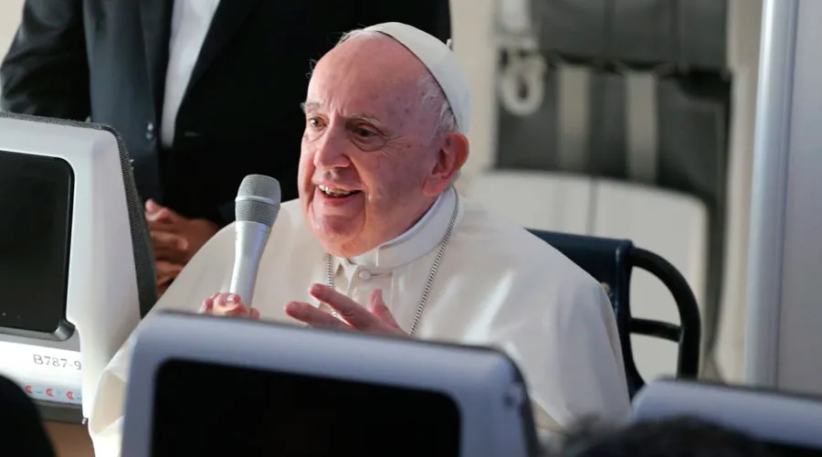 El Papa Francisco en la rueda de prensa en el avión que lo llevó de Bahrein a Roma. Crédito: Alexey Gotovskiy / ACI Prensa?w=200&h=150