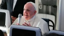 El Papa Francisco en la rueda de prensa en el avión que lo llevó de Bahrein a Roma. Crédito: Alexey Gotovskiy / ACI Prensa