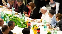 El Papa Francisco en el almuerzo con 1.500 pobres en el Vaticano. Foto: Daniel Ibáñez / ACI Prensa