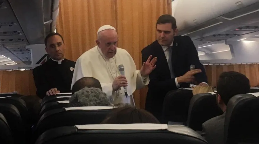 El Papa Francisco en el avión de regreso de Macedonia a Roma. Foto: Andrea Gagliarducci / ACI Prensa
