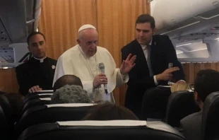 El Papa Francisco en el aviu00f3n de regreso de Macedonia a Roma. Foto: Andrea Gagliarducci / ACI Prensa 