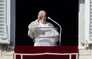 El Papa Francisco en la ventana del Palacio Apostu00f3lico Vaticano desde donde rezu00f3 el primer u00c1ngelus de 2022. Cru00e9dito: Daniel Ibu00e1u00f1ez / ACI Prensa 
