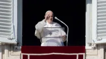 El Papa Francisco en la ventana del Palacio Apostólico Vaticano desde donde rezó el primer Ángelus de 2022. Crédito: Daniel Ibáñez / ACI Prensa