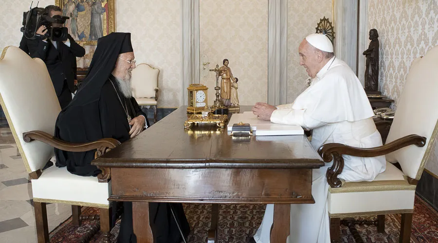 El Patriarca Bartolomé y el Papa Francisco en el Vaticano. Crédito: Vatcan Media?w=200&h=150
