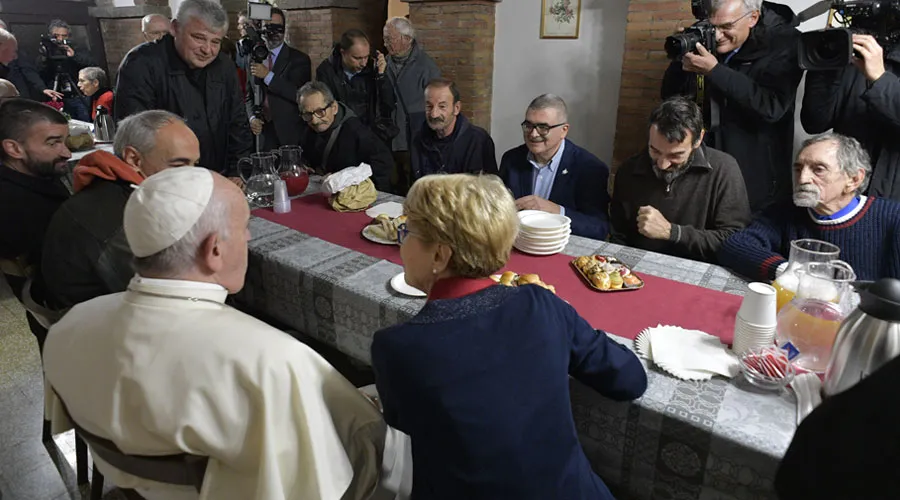 El Papa Francisco en el nuevo centro de acogida. Crédito: Vatican Media?w=200&h=150