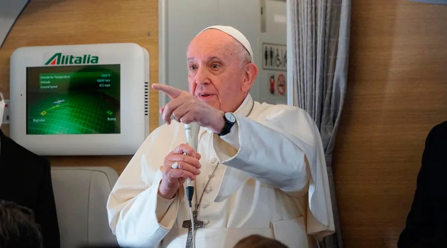 El Papa Francisco en la rueda de prensa que ofreció en el vuelo de regreso de Irak a Roma. Crédito: Colm Flynn / ACI Prensa