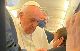 El Papa Francisco en el viaje a Malta en el aviu00f3n papal. Cru00e9dito: Courtney Mares / ACI Prensa 