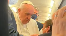El Papa Francisco en el viaje a Malta en el avión papal. Crédito: Courtney Mares / ACI Prensa