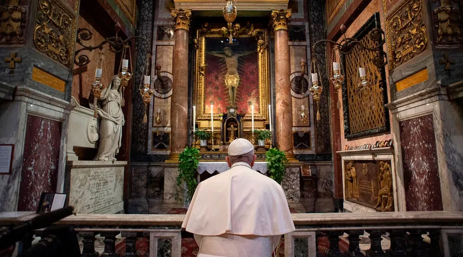 El Papa Francisco reza ante el Cristo Milagroso en la iglesia de San Marcello al Corso. Crédito: Vatican Media