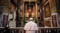 El Papa Francisco reza ante el Cristo Milagroso en la iglesia de San Marcello al Corso. Crédito: Vatican Media