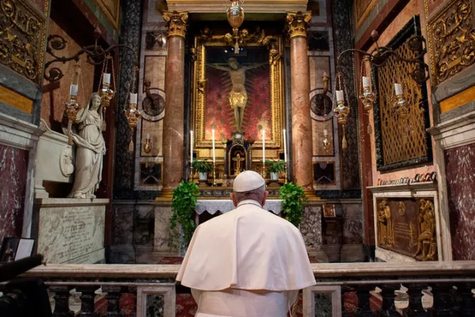 Papa Francisco sale del Vaticano y reza ante Cristo milagroso que salvó a Roma de la peste